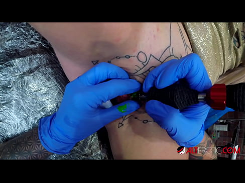 ❤️ Musikana ane nyora zvakanyanya Sully Savage akawana tattoo pa clitoris yake Hard porn ❤